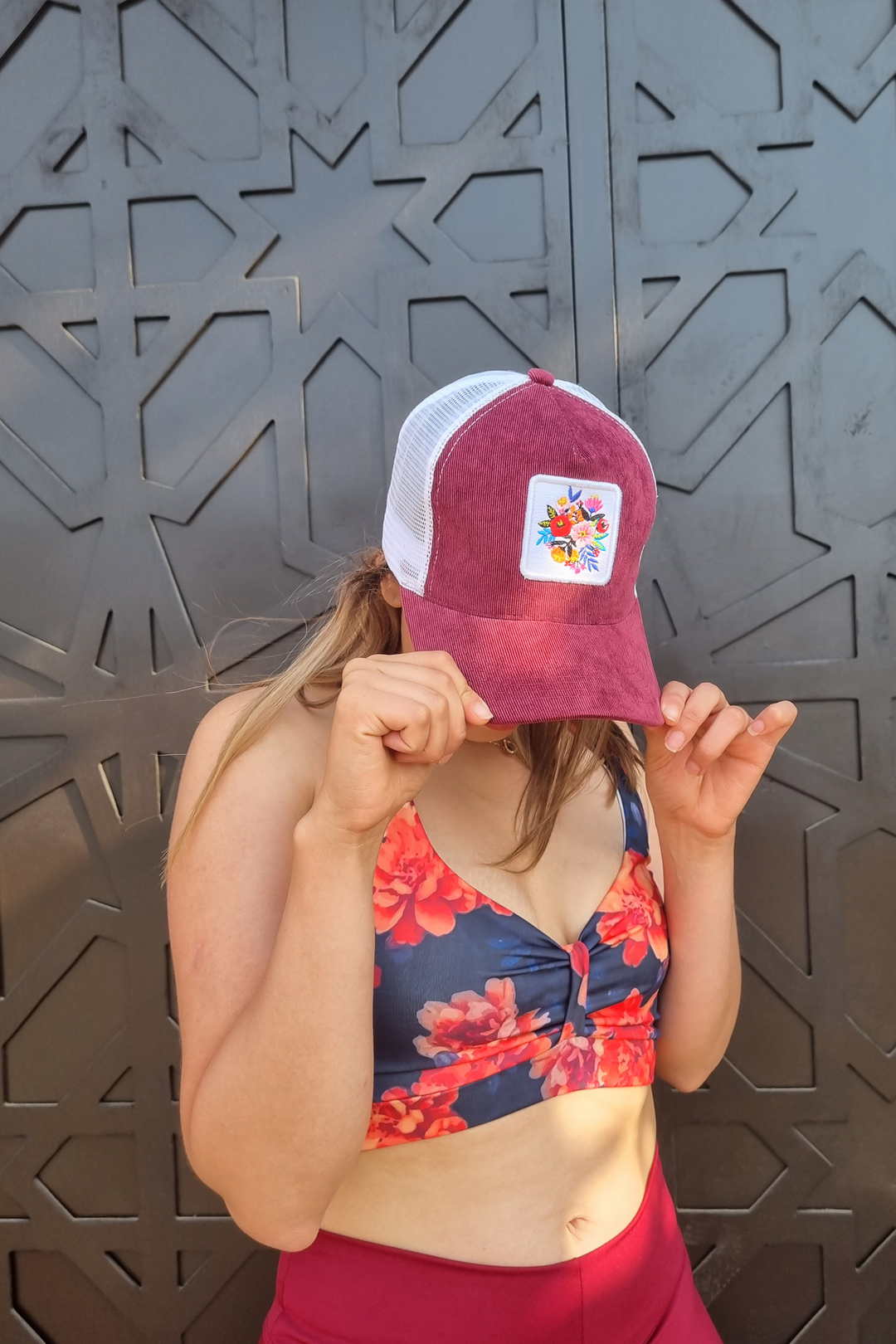 GORRA MALLA FLORAL